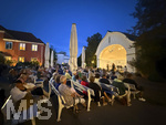07.09.2026, Bad Wörishofen, In der Kurmuschel am Platz vor dem Kurhaus findet ein Freiluft-Konzert statt. Die regional bekannte Rockband Rock-Fun gibt ein Konzert. Viele Hundert Besucher und Musikfans lauschen den Musikern. 