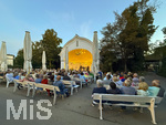07.09.2026, Bad Wörishofen, In der Kurmuschel am Platz vor dem Kurhaus findet ein Freiluft-Konzert statt. Die regional bekannte Rockband Rock-Fun gibt ein Konzert. Viele Hundert Besucher und Musikfans lauschen den Musikern. Der Name ist Programm: Rock Fun nennt sich das Bandprojekt der musikalischen Urgesteine Klaus-Jürgen Herrmannsdörfer (Am Keyboard), Franz Blochum, Oliver Grimm und Andreas Henser.  