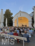 07.09.2026, Bad Wörishofen, In der Kurmuschel am Platz vor dem Kurhaus findet ein Freiluft-Konzert statt. Die regional bekannte Rockband Rock-Fun gibt ein Konzert. Viele Hundert Besucher und Musikfans lauschen den Musikern. Der Name ist Programm: Rock Fun nennt sich das Bandprojekt der musikalischen Urgesteine Klaus-Jürgen Herrmannsdörfer (Am Keyboard), Franz Blochum, Oliver Grimm und Andreas Henser.   
