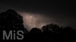 30.08.2026, Sommer-Gewitter, Hitze und hohe Temperaturen, danach kommen schwere Gewitter. Blitze Zucken in den hohen Gewitterwolken am Himmel über der Kurstadt Bad Wörishofen im Unterallgäu (Bayern). 
