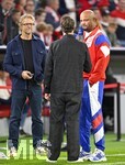 10.09.2026, Fussball UEFA Championsleague 2026/2027: 1.Spieltag,  FC Bayern München - FK Bodo/Glimt, in der Allianz-Arena München, Trainer Vincent Kompany (FC Bayern München) beim Interview, Pressesprecher Dieter Nickles (FC Bayern München) 
  

