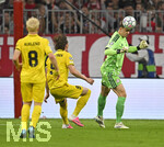 10.09.2026, Fussball UEFA Championsleague 2026/2027: 1.Spieltag,  FC Bayern München - FK Bodo/Glimt, in der Allianz-Arena München, v.l. Sondre Auklend (FK Bodo Glimt) und Andreas Helmersen (FK Bodo Glimt) gegen Torwart Manuel Neuer (FC Bayern München) . Torwart Manuel Neuer (FC Bayern München) wehrt den Ball mit dem Kopf ab.
  

