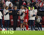 10.09.2026, Fussball UEFA Championsleague 2026/2027: 1.Spieltag,  FC Bayern München - FK Bodo/Glimt, in der Allianz-Arena München, Die Bayern Crew steht für Jamal Musiala (Bayern München) auf. Sportdirektor Christoph Freund (Bayern München) 
  

