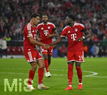 10.09.2026, Fussball UEFA Championsleague 2026/2027: 1.Spieltag,  FC Bayern München - FK Bodo/Glimt, in der Allianz-Arena München,v.l.  Aleksandar Pavlovic (Bayern München)   gratuliert Alphonso Davies (FC Bayern München) 
  

