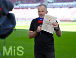 12.09.2026, Fussball Bundesliga 2026/2027, 3.Spieltag, FC Augsburg - Bayer Leverkusen, in der WWK-Arena Augsburg, Trainer Manuel Baum (FC Augsburg) hält die derzeitige Bundesliga-Tabelle in der Hand mit seiner Mannschaft auf dem ersten Platz.



