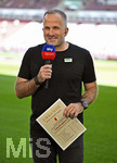 12.09.2026, Fussball Bundesliga 2026/2027, 3.Spieltag, FC Augsburg - Bayer Leverkusen, in der WWK-Arena Augsburg, Trainer Manuel Baum (FC Augsburg) hält die derzeitige Bundesliga-Tabelle in der Hand mit seiner Mannschaft auf dem ersten Platz.


