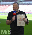 12.09.2026, Fussball Bundesliga 2026/2027, 3.Spieltag, FC Augsburg - Bayer Leverkusen, in der WWK-Arena Augsburg, Trainer Manuel Baum (FC Augsburg) hält die derzeitige Bundesliga-Tabelle in der Hand mit seiner Mannschaft auf dem ersten Platz.


