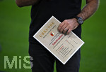 12.09.2026, Fussball Bundesliga 2026/2027, 3.Spieltag, FC Augsburg - Bayer Leverkusen, in der WWK-Arena Augsburg, Trainer Manuel Baum (FC Augsburg) hält die derzeitige Bundesliga-Tabelle in der Hand mit seiner Mannschaft auf dem ersten Platz.


