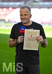 12.09.2026, Fussball Bundesliga 2026/2027, 3.Spieltag, FC Augsburg - Bayer Leverkusen, in der WWK-Arena Augsburg, Trainer Manuel Baum (FC Augsburg) hält die derzeitige Bundesliga-Tabelle in der Hand mit seiner Mannschaft auf dem ersten Platz.


