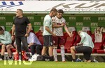 12.09.2026, Fussball Bundesliga 2026/2027, 3.Spieltag, FC Augsburg - Bayer Leverkusen, in der WWK-Arena Augsburg, Fabian Rieder (re, FC Augsburg) muss an einer blutenden Gesichtswunde behandelt werden li: Trainer Manuel Baum (FC Augsburg) 

