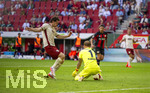 12.09.2026, Fussball Bundesliga 2026/2027, 3.Spieltag, FC Augsburg - Bayer Leverkusen, in der WWK-Arena Augsburg, Torschuss zum 1:1 von Michael Gregoritsch (FC Augsburg) gegen Torwart Mark Flekken (Leverkusen) der den Ball durchrutschen lässt.


