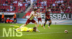 12.09.2026, Fussball Bundesliga 2026/2027, 3.Spieltag, FC Augsburg - Bayer Leverkusen, in der WWK-Arena Augsburg, Torschuss zum 1:1 von Michael Gregoritsch (FC Augsburg) gegen Torwart Mark Flekken (Leverkusen) der den Ball durchrutschen lässt.


