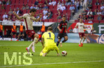 12.09.2026, Fussball Bundesliga 2026/2027, 3.Spieltag, FC Augsburg - Bayer Leverkusen, in der WWK-Arena Augsburg, Torschuss zum 1:1 von Michael Gregoritsch (FC Augsburg) gegen Torwart Mark Flekken (Leverkusen) der den Ball durchrutschen lässt.


