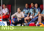 12.09.2026, Fussball Bundesliga 2026/2027, 3.Spieltag, FC Augsburg - Bayer Leverkusen, in der WWK-Arena Augsburg, Trainer Carles Martinez (Bayer Leverkusen) in rage 


