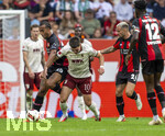12.09.2026, Fussball Bundesliga 2026/2027, 3.Spieltag, FC Augsburg - Bayer Leverkusen, in der WWK-Arena Augsburg, von links: Guela Doue (Leverkusen), Mert Kömür (FC Augsburg), Aleix Garcia (Leverkusen) 


