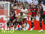 12.09.2026, Fussball Bundesliga 2026/2027, 3.Spieltag, FC Augsburg - Bayer Leverkusen, in der WWK-Arena Augsburg, von links: Guela Doue (Leverkusen), Mert Kömür (FC Augsburg), Aleix Garcia (Leverkusen) 


