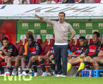 12.09.2026, Fussball Bundesliga 2026/2027, 3.Spieltag, FC Augsburg - Bayer Leverkusen, in der WWK-Arena Augsburg, Trainer Carles Martinez (Bayer Leverkusen) gibt Anweisungen, zeigt, gestikuliert, gibt Kommandos, Anweisungen, gibt Anweisungen, zeigend, gestikulierend,  

