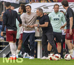 12.09.2026, Fussball Bundesliga 2026/2027, 3.Spieltag, FC Augsburg - Bayer Leverkusen, in der WWK-Arena Augsburg, v.li: Trainer Carles Martinez (Bayer Leverkusen) shakehands mit Trainer Manuel Baum (FC Augsburg) 


