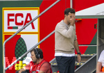 12.09.2026, Fussball Bundesliga 2026/2027, 3.Spieltag, FC Augsburg - Bayer Leverkusen, in der WWK-Arena Augsburg, Trainer Carles Martinez (Bayer Leverkusen) fassungslos 


