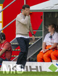 12.09.2026, Fussball Bundesliga 2026/2027, 3.Spieltag, FC Augsburg - Bayer Leverkusen, in der WWK-Arena Augsburg, Trainer Carles Martinez (Bayer Leverkusen) fassungslos 


