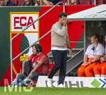 12.09.2026, Fussball Bundesliga 2026/2027, 3.Spieltag, FC Augsburg - Bayer Leverkusen, in der WWK-Arena Augsburg, Trainer Carles Martinez (Bayer Leverkusen) fassungslos 


