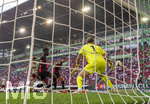 12.09.2026, Fussball Bundesliga 2026/2027, 3.Spieltag, FC Augsburg - Bayer Leverkusen, in der WWK-Arena Augsburg, Kopfball zum 2:1 Führungstreffer von Michael Gregoritsch (li, FC Augsburg), Torwart Mark Flekken (Leverkusen) ohne Chance.


