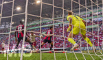 12.09.2026, Fussball Bundesliga 2026/2027, 3.Spieltag, FC Augsburg - Bayer Leverkusen, in der WWK-Arena Augsburg, Kopfball zum 2:1 Führungstreffer von Michael Gregoritsch (2.v. li, FC Augsburg), Torwart Mark Flekken (Leverkusen) ohne Chance.


