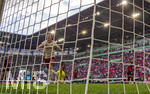 12.09.2026, Fussball Bundesliga 2026/2027, 3.Spieltag, FC Augsburg - Bayer Leverkusen, in der WWK-Arena Augsburg, Torjubel zum 1:1 Ausgleichstreffer bei Michael Gregoritsch (FC Augsburg), Torwart Mark Flekken (Leverkusen) frustriert am Boden.


