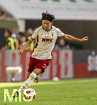 12.09.2026, Fussball Bundesliga 2026/2027, 3.Spieltag, FC Augsburg - Bayer Leverkusen, in der WWK-Arena Augsburg, Young-woo Seol (FC Augsburg) am Ball 