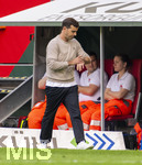 12.09.2026, Fussball Bundesliga 2026/2027, 3.Spieltag, FC Augsburg - Bayer Leverkusen, in der WWK-Arena Augsburg, Trainer Carles Martinez (Bayer Leverkusen) nachdenklich  