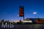 12.09.2026,  Bad Wörishofen in Bayern, Spritpreisanzeige an einer Freien V-Markt-Tankstelle in Bad Wörishofen (Unterallgäu), der Diesel kostet 2,27 Euro. Super-Benzin E10 2,12 Euro pro Liter. Super 2,18 EURO.     
