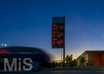 12.09.2026,  Bad Wörishofen in Bayern, Spritpreisanzeige an einer Freien V-Markt-Tankstelle in Bad Wörishofen (Unterallgäu), der Diesel kostet 2,27 Euro. Super-Benzin E10 2,12 Euro pro Liter. Super 2,18 EURO.     