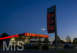 12.09.2026,  Bad Wörishofen in Bayern, Spritpreisanzeige an einer Freien V-Markt-Tankstelle in Bad Wörishofen (Unterallgäu), der Diesel kostet 2,27 Euro. Super-Benzin E10 2,12 Euro pro Liter. Super 2,18 EURO.     