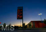 12.09.2026,  Bad Wörishofen in Bayern, Spritpreisanzeige an einer Freien V-Markt-Tankstelle in Bad Wörishofen (Unterallgäu), der Diesel kostet 2,27 Euro. Super-Benzin E10 2,12 Euro pro Liter. Super 2,18 EURO.     