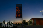 12.09.2026,  Bad Wörishofen in Bayern, Spritpreisanzeige an einer Freien V-Markt-Tankstelle in Bad Wörishofen (Unterallgäu), der Diesel kostet 2,27 Euro. Super-Benzin E10 2,12 Euro pro Liter. Super 2,18 EURO.     