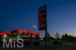 12.09.2026,  Bad Wörishofen in Bayern, Spritpreisanzeige an einer Freien V-Markt-Tankstelle in Bad Wörishofen (Unterallgäu), der Diesel kostet 2,27 Euro. Super-Benzin E10 2,12 Euro pro Liter. Super 2,18 EURO.     