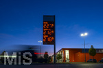 12.09.2026,  Bad Wörishofen in Bayern, Spritpreisanzeige an einer Freien V-Markt-Tankstelle in Bad Wörishofen (Unterallgäu), der Diesel kostet 2,27 Euro. Super-Benzin E10 2,12 Euro pro Liter. Super 2,18 EURO.     