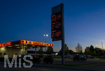 12.09.2026,  Bad Wörishofen in Bayern, Spritpreisanzeige an einer Freien V-Markt-Tankstelle in Bad Wörishofen (Unterallgäu), der Diesel kostet 2,27 Euro. Super-Benzin E10 2,12 Euro pro Liter. Super 2,18 EURO.     