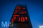 12.09.2026,  Bad Wörishofen in Bayern, Spritpreisanzeige an einer Freien V-Markt-Tankstelle in Bad Wörishofen (Unterallgäu), der Diesel kostet 2,27 Euro. Super-Benzin E10 2,12 Euro pro Liter. Super 2,18 EURO.     