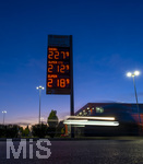 12.09.2026,  Bad Wörishofen in Bayern, Spritpreisanzeige an einer Freien V-Markt-Tankstelle in Bad Wörishofen (Unterallgäu), der Diesel kostet 2,27 Euro. Super-Benzin E10 2,12 Euro pro Liter. Super 2,18 EURO.     