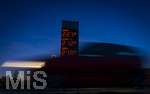 12.09.2026,  Bad Wörishofen in Bayern, Spritpreisanzeige an einer Freien V-Markt-Tankstelle in Bad Wörishofen (Unterallgäu), der Diesel kostet 2,27 Euro. Super-Benzin E10 2,12 Euro pro Liter. Super 2,18 EURO.     