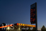 12.09.2026,  Bad Wörishofen in Bayern, Spritpreisanzeige an einer Freien V-Markt-Tankstelle in Bad Wörishofen (Unterallgäu), der Diesel kostet 2,27 Euro. Super-Benzin E10 2,12 Euro pro Liter. Super 2,18 EURO.     