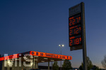 12.09.2026,  Bad Wörishofen in Bayern, Spritpreisanzeige an einer Freien V-Markt-Tankstelle in Bad Wörishofen (Unterallgäu), der Diesel kostet 2,27 Euro. Super-Benzin E10 2,12 Euro pro Liter. Super 2,18 EURO.     