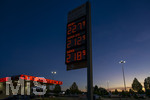 12.09.2026,  Bad Wörishofen in Bayern, Spritpreisanzeige an einer Freien V-Markt-Tankstelle in Bad Wörishofen (Unterallgäu), der Diesel kostet 2,27 Euro. Super-Benzin E10 2,12 Euro pro Liter. Super 2,18 EURO.     