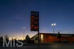 12.09.2026,  Bad Wörishofen in Bayern, Spritpreisanzeige an einer Freien V-Markt-Tankstelle in Bad Wörishofen (Unterallgäu), der Diesel kostet 2,27 Euro. Super-Benzin E10 2,12 Euro pro Liter. Super 2,18 EURO.     