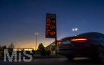 12.09.2026,  Bad Wörishofen in Bayern, Spritpreisanzeige an einer Freien V-Markt-Tankstelle in Bad Wörishofen (Unterallgäu), der Diesel kostet 2,27 Euro. Super-Benzin E10 2,12 Euro pro Liter. Super 2,18 EURO.     