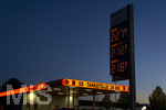 12.09.2026,  Bad Wörishofen in Bayern, Spritpreisanzeige an einer Freien V-Markt-Tankstelle in Bad Wörishofen (Unterallgäu), der Diesel kostet 2,27 Euro. Super-Benzin E10 2,12 Euro pro Liter. Super 2,18 EURO.     