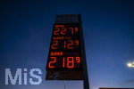 12.09.2026,  Bad Wörishofen in Bayern, Spritpreisanzeige an einer Freien V-Markt-Tankstelle in Bad Wörishofen (Unterallgäu), der Diesel kostet 2,27 Euro. Super-Benzin E10 2,12 Euro pro Liter. Super 2,18 EURO.     