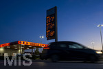 12.09.2026,  Bad Wörishofen in Bayern, Spritpreisanzeige an einer Freien V-Markt-Tankstelle in Bad Wörishofen (Unterallgäu), der Diesel kostet 2,27 Euro. Super-Benzin E10 2,12 Euro pro Liter. Super 2,18 EURO.     