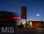 12.09.2026,  Bad Wörishofen in Bayern, Spritpreisanzeige an einer Freien V-Markt-Tankstelle in Bad Wörishofen (Unterallgäu), der Diesel kostet 2,27 Euro. Super-Benzin E10 2,12 Euro pro Liter. Super 2,18 EURO.     